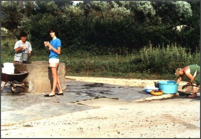Jugoslawien - Wasser holen und W&auml;sche waschen in Ljubac