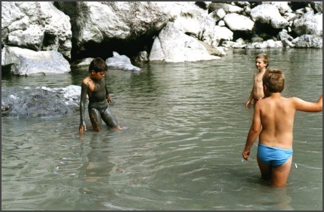 1989 Schweiz Muothatal - planschen am Wasserfall