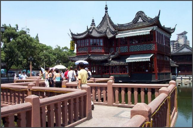 China - Shanghai, Teehaus aus der Mingzeit mit Zickzackbrücke