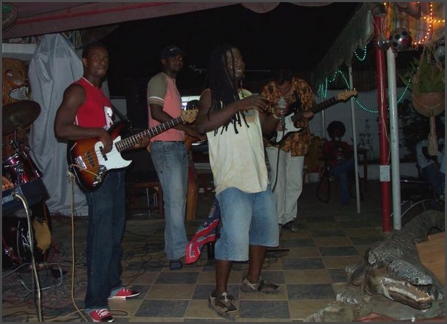 Gambia 2007 - Silasiband im Ali Baba in Senegambia