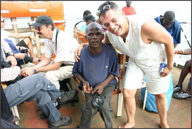 Gambia 2007 - Ali Baba repariert meinen Schuh auf der Fähre