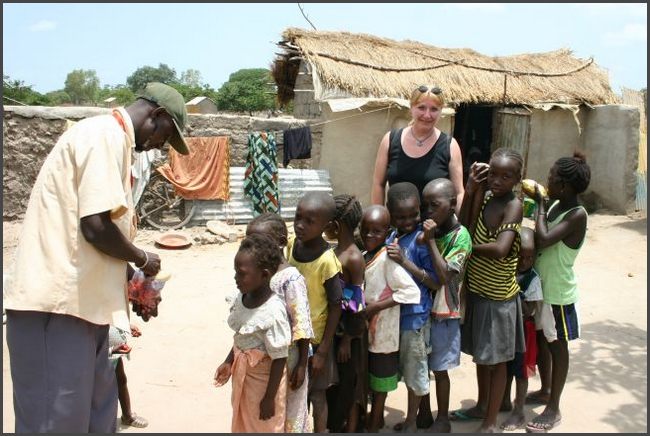 Gambia 2007 - Bonbons für die Kinder