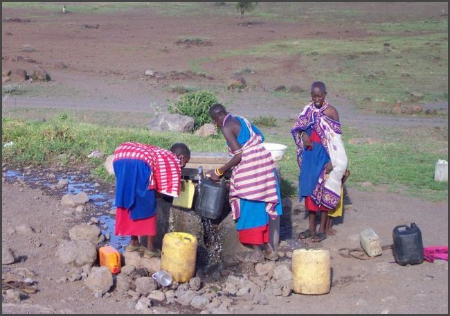 Kenia - Kimana - Masai beim Wasserholen