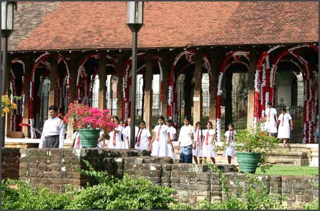 Sri Lanka 2009 - Schulklasse im Zahntempel