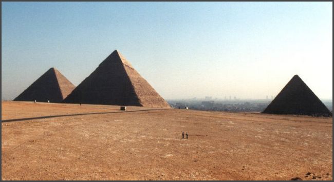 &Auml;gypten -  Pyramiden von Gizeh, im Hintergrund Kairo