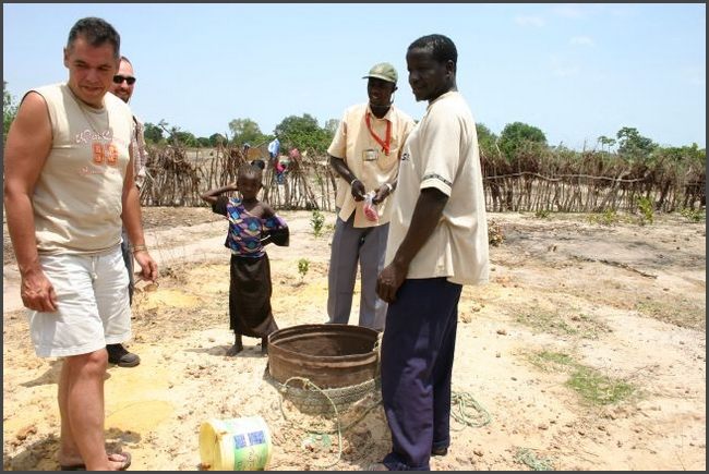 Gambia 2007 - Wasserstelle der Gro&szlig;familie