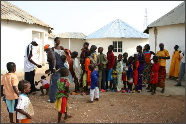 Gambia 2007 - Bonbons f&uuml;r die Kinder in Wassu