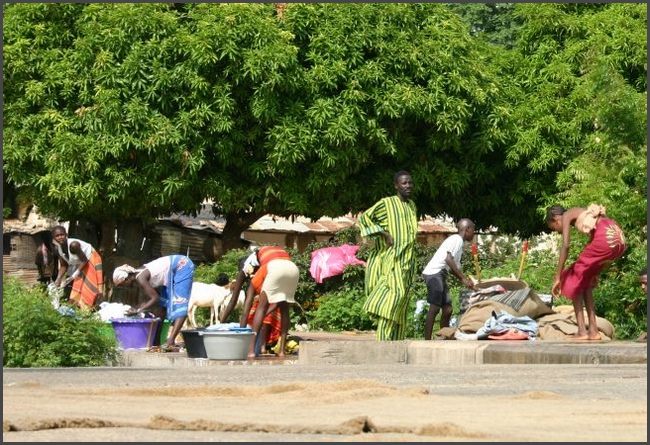 Gambia 2007 - waschen am Gambiaflu&szlig;