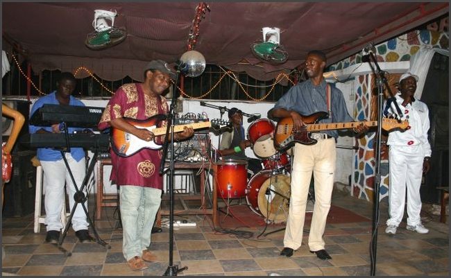 Gambia 2007 - Familyband im Ali Baba in Kololi