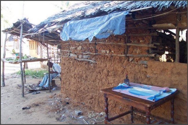 Kenia - B&uuml;geltisch und Marktstand in Shanzu