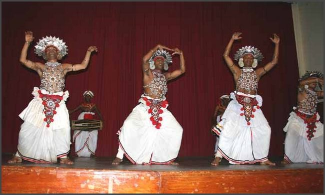 Sri Lanka 2009 - Volkst&auml;nze in Kandy