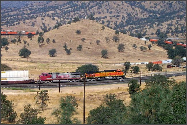 Kalifornien - Tehachapi Loop, Loks &uuml;berholen das Ende vom Zug
